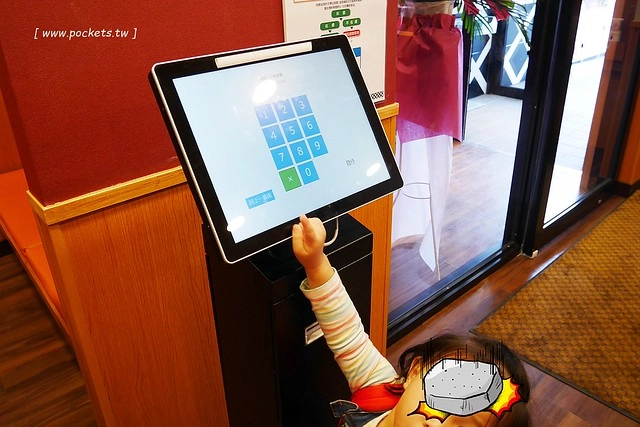 藏壽司(くら寿司)┃台中西屯美食：首間街邊店進駐台中福科路，日本土藏造型街邊店外觀，吃5盤可以轉一次扭蛋很童趣 @飛天璇的口袋