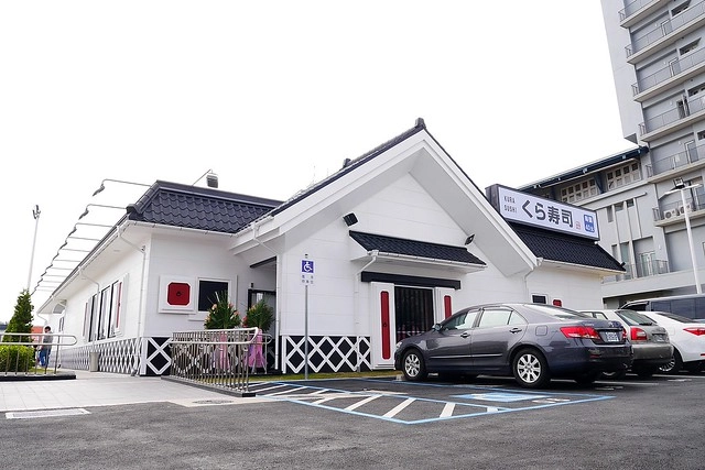 藏壽司(くら寿司)┃台中西屯美食：首間街邊店進駐台中福科路，日本土藏造型街邊店外觀，吃5盤可以轉一次扭蛋很童趣 @飛天璇的口袋