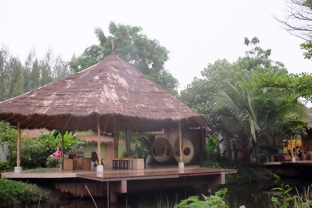 泰國安帕瓦｜Asita Eco Resort 阿希塔生態度假村｜以環保為主的綠色飯店，享受緊鄰河畔的小木屋風情 @飛天璇的口袋