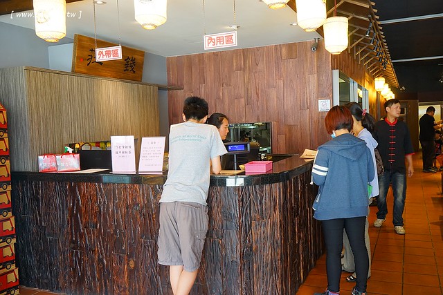 新唐人御品豬腳┃台中北屯美食：平價用心的復古美食，冬天限定湯品鍋鍋$139元新上市，2017春節年菜熱情預約中 @飛天璇的口袋