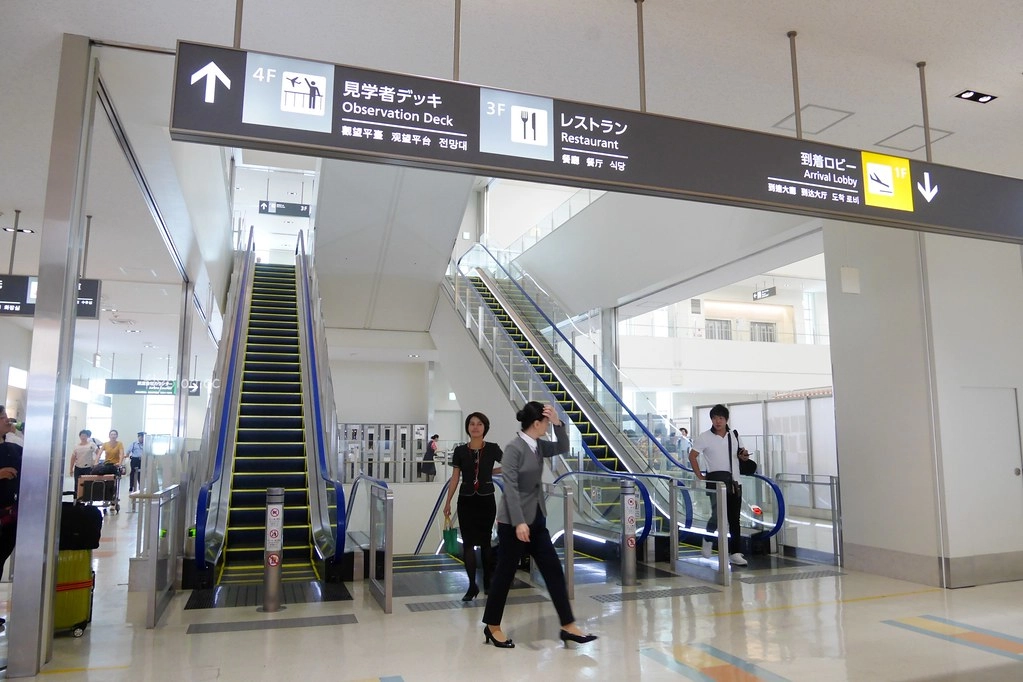 日本沖繩｜Cremia 克雷米爾．那霸機場離境前花光日幣，來一支北海道戀人霜淇淋 @飛天璇的口袋