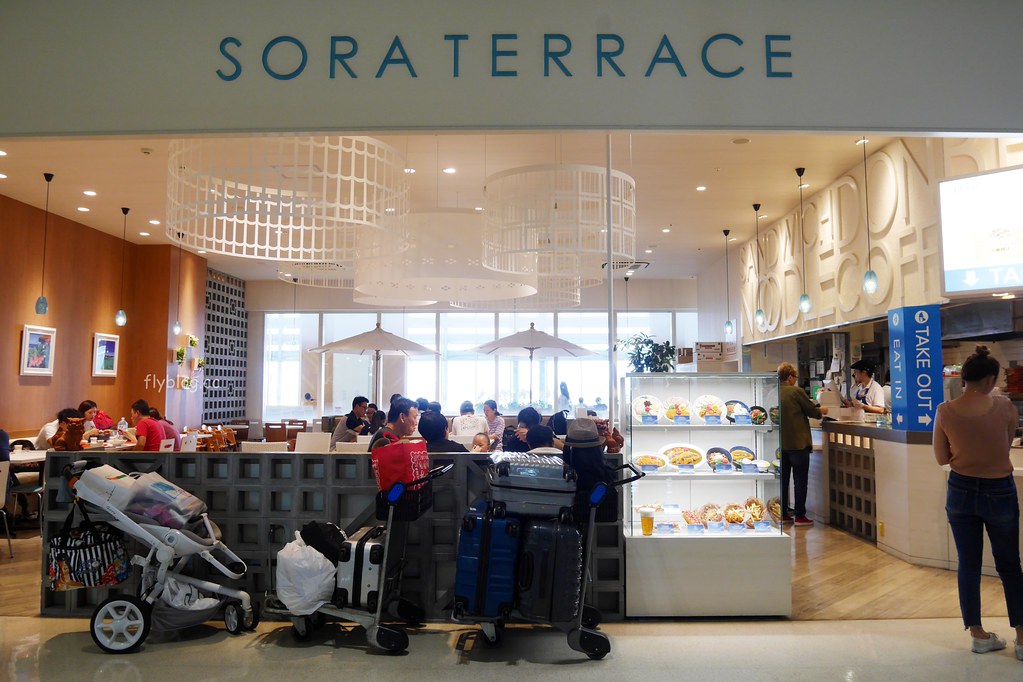 日本沖繩｜Cremia 克雷米爾．那霸機場離境前花光日幣，來一支北海道戀人霜淇淋 @飛天璇的口袋