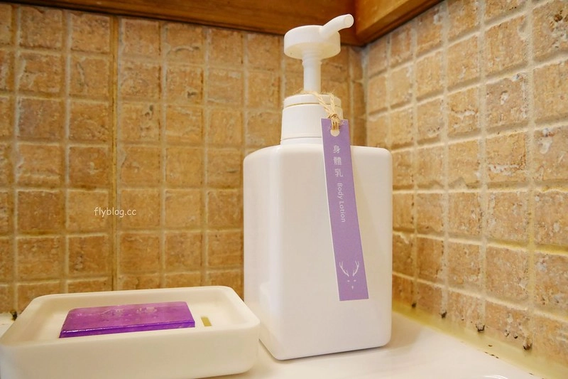 台中新社｜緩慢尋路香草House．住在薰衣草森林裡享受大自然，晚上觀賞夜間童話旋轉木馬 @飛天璇的口袋