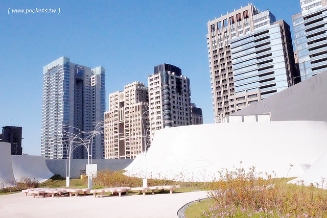 【台中西屯】台中國家歌劇院：伊東豊雄的現代建築，以自然為主題，結合劇院、商場、餐廳和空中花園 @飛天璇的口袋