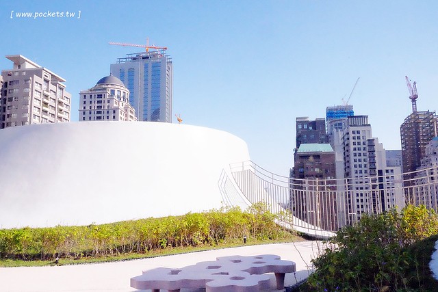 【台中西屯】台中國家歌劇院：伊東豊雄的現代建築，以自然為主題，結合劇院、商場、餐廳和空中花園 @飛天璇的口袋