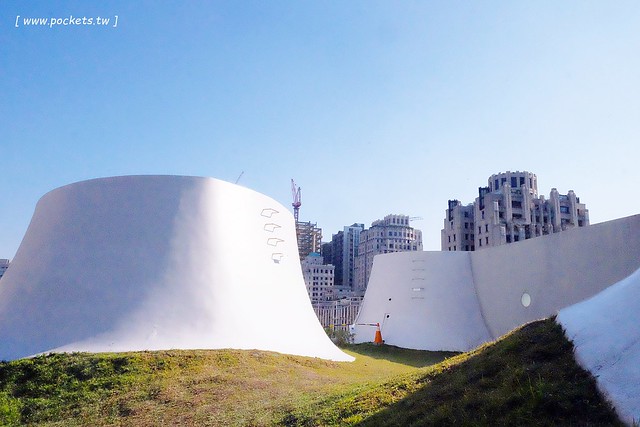 【台中西屯】台中國家歌劇院：伊東豊雄的現代建築，以自然為主題，結合劇院、商場、餐廳和空中花園 @飛天璇的口袋