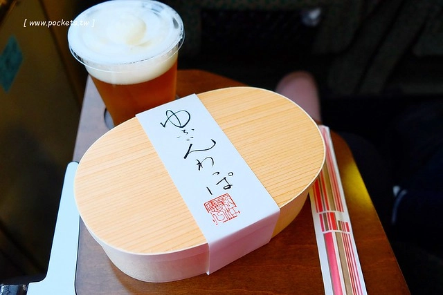 日本大分｜由布院之森列車，旅遊九州必搭JR特急ゆふいんの森 ，復古又美麗的車廂，還可以享用火車美食 @飛天璇的口袋