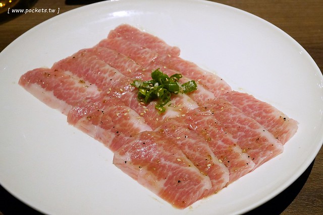 燒肉風間 Kazama┃台中公益路美食：期間限定哈利波特活動，華麗新年晚宴三人套餐足夠四人使用，打卡送密函享餐點優惠 @飛天璇的口袋