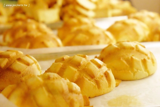 世界第二好吃的現烤冰淇淋菠蘿麵包┃台中西屯美食：東京超人氣散策甜食進駐台中新光三越百貨，只有香草、抹茶和巧克力三種口味，日本台灣口味不負責任比一比 @飛天璇的口袋