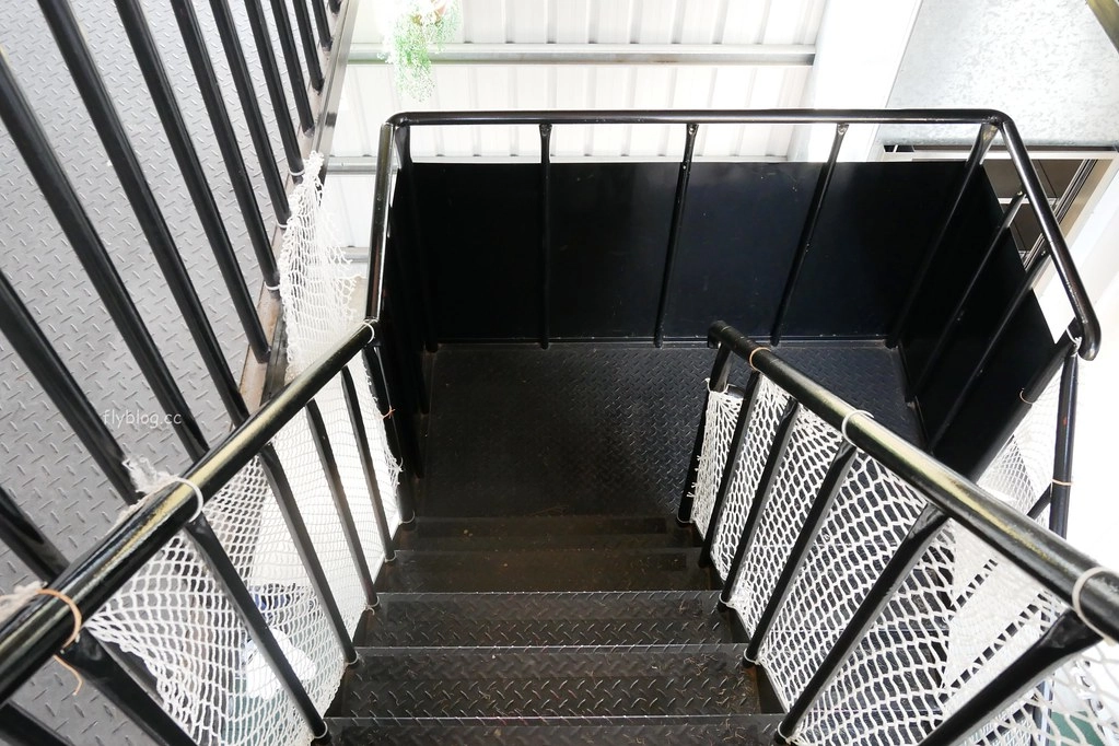 遊戲方塊PLAY食堂｜員林貨櫃屋親子餐廳，兩層樓溜滑梯、戶外草皮、動力砂、大黑板、魚池，小孩子殺體力的好地方 @飛天璇的口袋