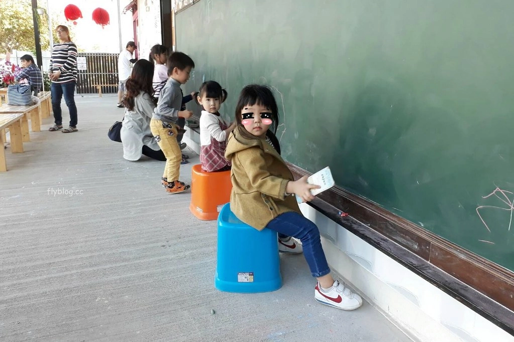 遊戲方塊PLAY食堂｜員林貨櫃屋親子餐廳，兩層樓溜滑梯、戶外草皮、動力砂、大黑板、魚池，小孩子殺體力的好地方 @飛天璇的口袋