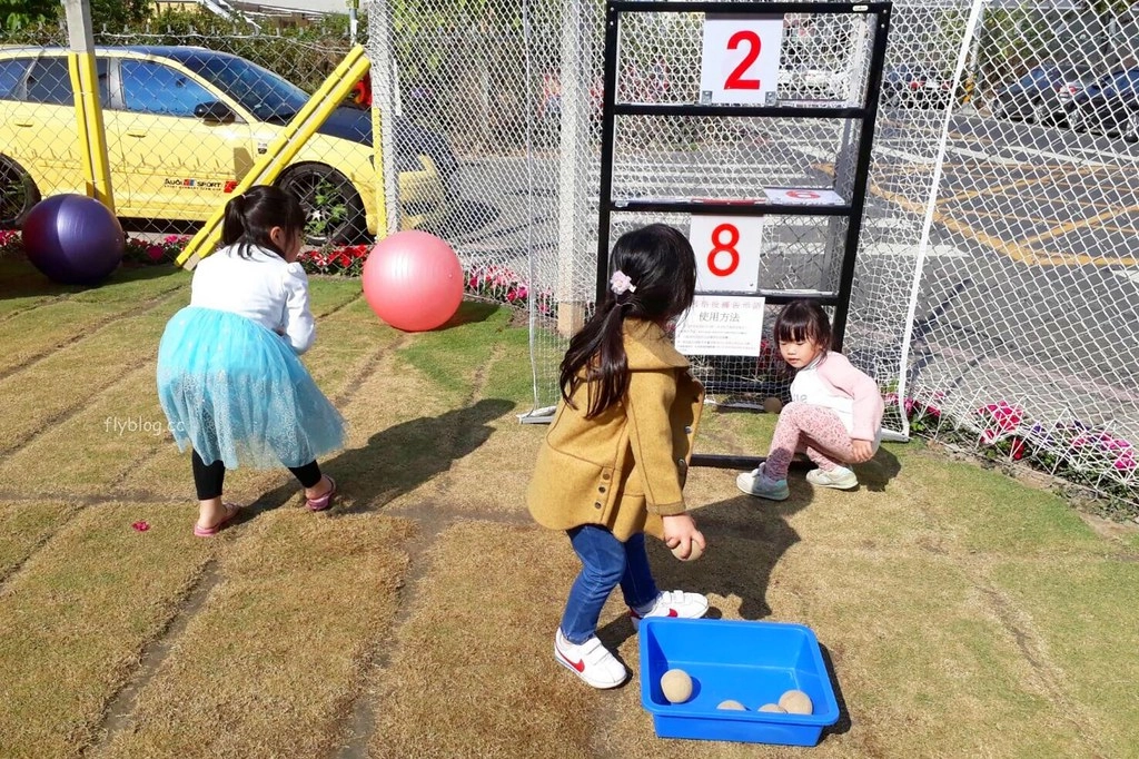 遊戲方塊PLAY食堂｜員林貨櫃屋親子餐廳，兩層樓溜滑梯、戶外草皮、動力砂、大黑板、魚池，小孩子殺體力的好地方 @飛天璇的口袋
