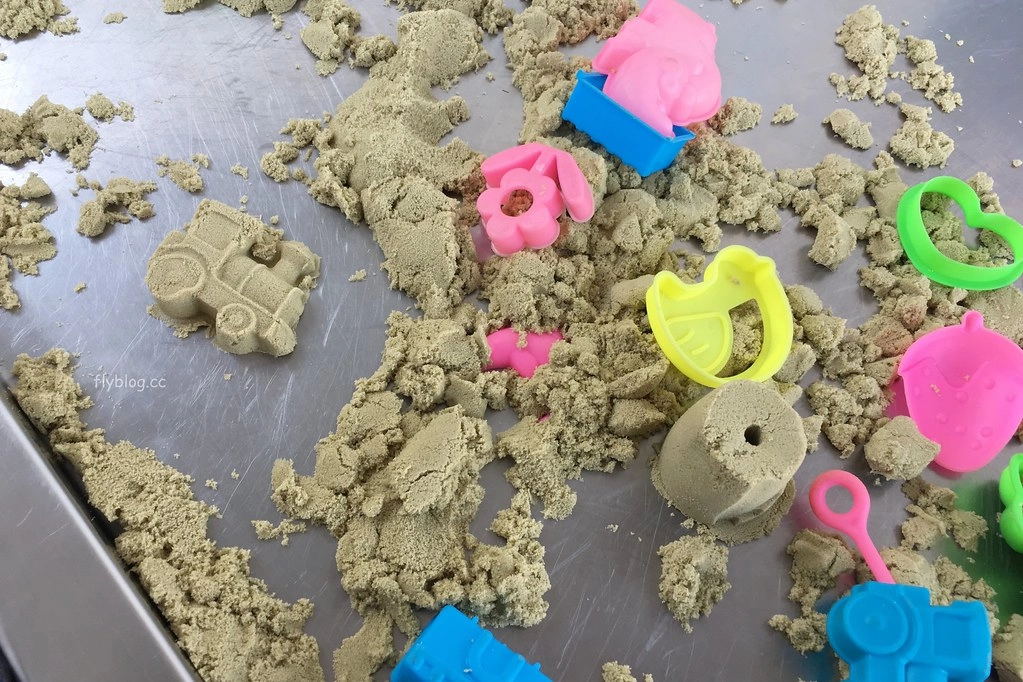 遊戲方塊PLAY食堂｜員林貨櫃屋親子餐廳，兩層樓溜滑梯、戶外草皮、動力砂、大黑板、魚池，小孩子殺體力的好地方 @飛天璇的口袋