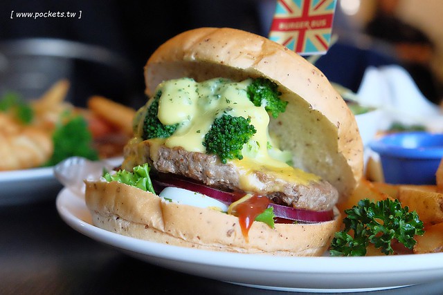 漢堡巴士 Burger Bus：充滿英國風情的早午餐店，鄰近東區旱溪夜市，一樓有不定期攝影展展出，還有許多可愛的小巴士模型 @飛天璇的口袋
