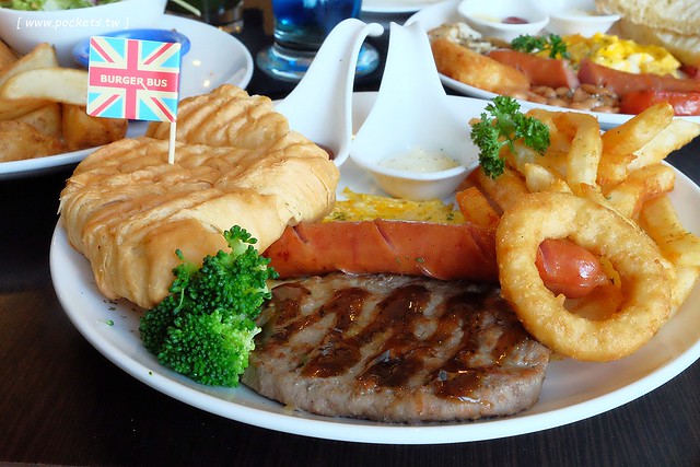 漢堡巴士 Burger Bus：充滿英國風情的早午餐店，鄰近東區旱溪夜市，一樓有不定期攝影展展出，還有許多可愛的小巴士模型 @飛天璇的口袋