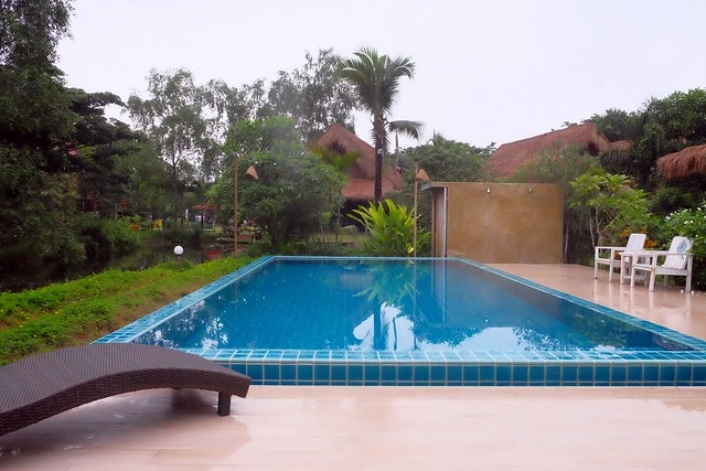 泰國安帕瓦｜Asita Eco Resort 阿希塔生態度假村｜以環保為主的綠色飯店，享受緊鄰河畔的小木屋風情 @飛天璇的口袋