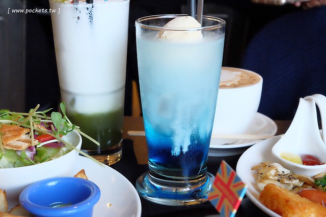 漢堡巴士 Burger Bus：充滿英國風情的早午餐店，鄰近東區旱溪夜市，一樓有不定期攝影展展出，還有許多可愛的小巴士模型 @飛天璇的口袋