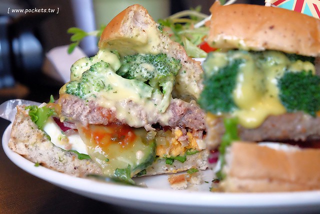 漢堡巴士 Burger Bus：充滿英國風情的早午餐店，鄰近東區旱溪夜市，一樓有不定期攝影展展出，還有許多可愛的小巴士模型 @飛天璇的口袋