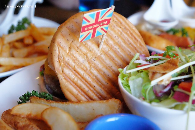 漢堡巴士 Burger Bus：充滿英國風情的早午餐店，鄰近東區旱溪夜市，一樓有不定期攝影展展出，還有許多可愛的小巴士模型 @飛天璇的口袋