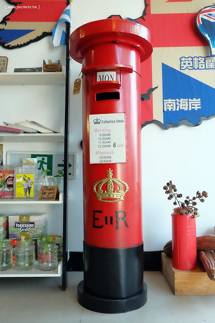 漢堡巴士 Burger Bus：充滿英國風情的早午餐店，鄰近東區旱溪夜市，一樓有不定期攝影展展出，還有許多可愛的小巴士模型 @飛天璇的口袋