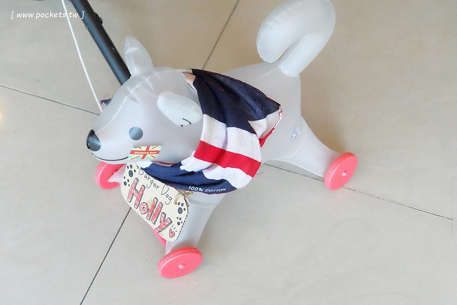 漢堡巴士 Burger Bus：充滿英國風情的早午餐店，鄰近東區旱溪夜市，一樓有不定期攝影展展出，還有許多可愛的小巴士模型 @飛天璇的口袋