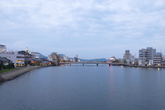 日本島根｜松江市半日遊．武家屋敷、塩見繩手、塩見茶屋下午茶、松江城、島根美術館(夕陽、夜景、結緣兔) @飛天璇的口袋