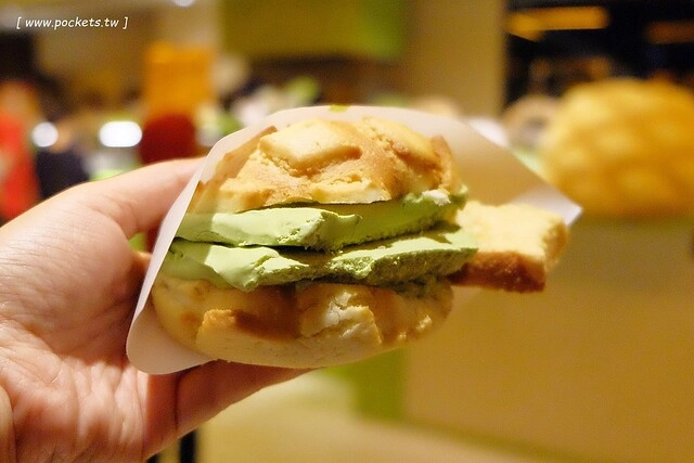 世界第二好吃的現烤冰淇淋菠蘿麵包┃台中西屯美食：東京超人氣散策甜食進駐台中新光三越百貨，只有香草、抹茶和巧克力三種口味，日本台灣口味不負責任比一比 @飛天璇的口袋