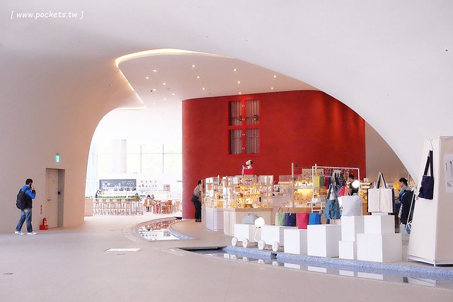 【台中西屯】台中國家歌劇院：伊東豊雄的現代建築，以自然為主題，結合劇院、商場、餐廳和空中花園 @飛天璇的口袋