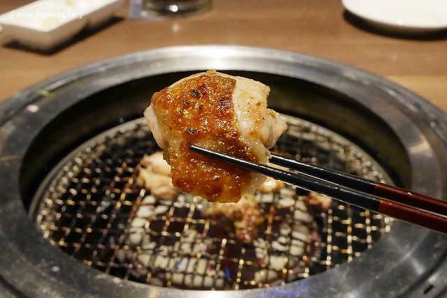 燒肉風間 Kazama┃台中公益路美食：期間限定哈利波特活動，華麗新年晚宴三人套餐足夠四人使用，打卡送密函享餐點優惠 @飛天璇的口袋