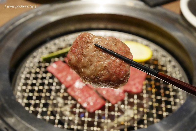 燒肉風間 Kazama┃台中公益路美食：期間限定哈利波特活動，華麗新年晚宴三人套餐足夠四人使用，打卡送密函享餐點優惠 @飛天璇的口袋