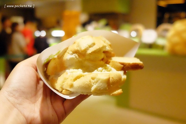 世界第二好吃的現烤冰淇淋菠蘿麵包┃台中西屯美食：東京超人氣散策甜食進駐台中新光三越百貨，只有香草、抹茶和巧克力三種口味，日本台灣口味不負責任比一比 @飛天璇的口袋