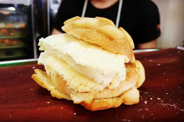 世界第二好吃的現烤冰淇淋菠蘿麵包┃台中西屯美食：東京超人氣散策甜食進駐台中新光三越百貨，只有香草、抹茶和巧克力三種口味，日本台灣口味不負責任比一比 @飛天璇的口袋