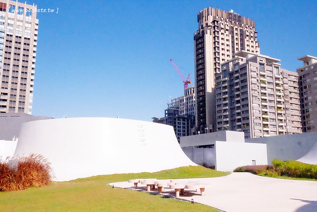 【台中西屯】台中國家歌劇院：伊東豊雄的現代建築，以自然為主題，結合劇院、商場、餐廳和空中花園 @飛天璇的口袋