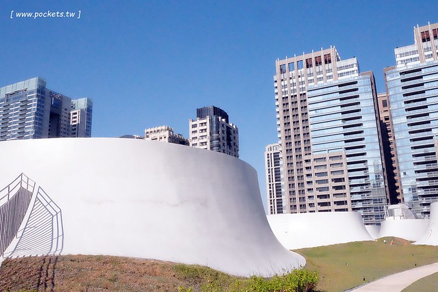 【台中西屯】台中國家歌劇院：伊東豊雄的現代建築，以自然為主題，結合劇院、商場、餐廳和空中花園 @飛天璇的口袋