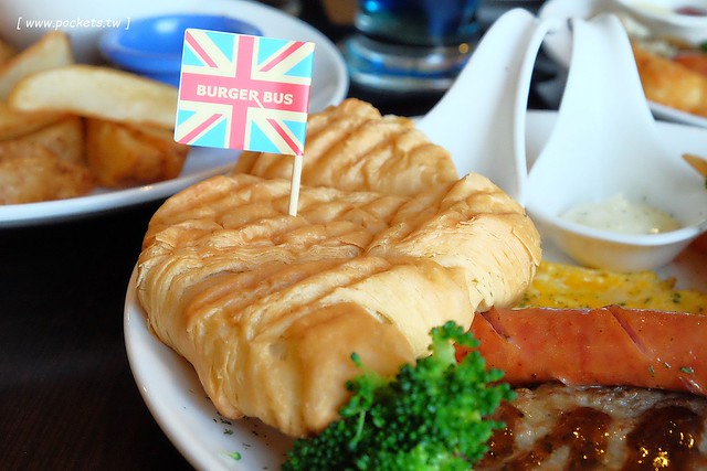 漢堡巴士 Burger Bus：充滿英國風情的早午餐店，鄰近東區旱溪夜市，一樓有不定期攝影展展出，還有許多可愛的小巴士模型 @飛天璇的口袋