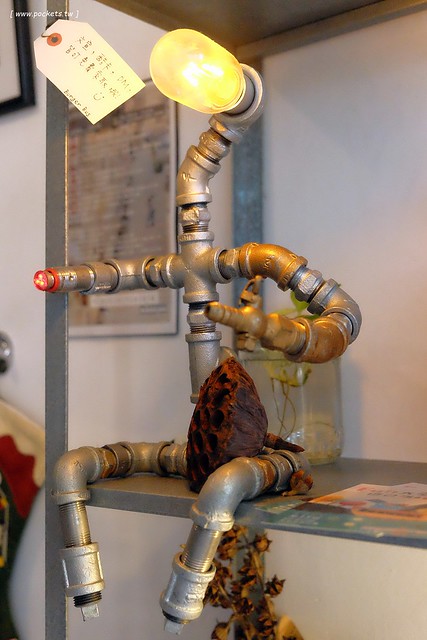 漢堡巴士 Burger Bus：充滿英國風情的早午餐店，鄰近東區旱溪夜市，一樓有不定期攝影展展出，還有許多可愛的小巴士模型 @飛天璇的口袋