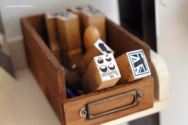 漢堡巴士 Burger Bus：充滿英國風情的早午餐店，鄰近東區旱溪夜市，一樓有不定期攝影展展出，還有許多可愛的小巴士模型 @飛天璇的口袋