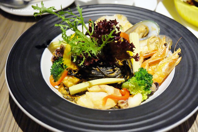 巴里義式餐廳 Bari┃台中南屯美食：公益路商圈新餐廳，適合公司家庭聚餐，推薦隱藏版烤雞鮮嫩多汁 @飛天璇的口袋