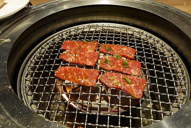 燒肉風間 Kazama┃台中公益路美食：期間限定哈利波特活動，華麗新年晚宴三人套餐足夠四人使用，打卡送密函享餐點優惠 @飛天璇的口袋