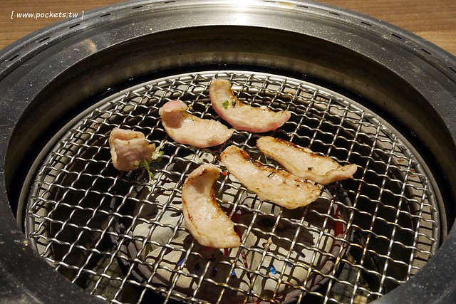 燒肉風間 Kazama┃台中公益路美食：期間限定哈利波特活動，華麗新年晚宴三人套餐足夠四人使用，打卡送密函享餐點優惠 @飛天璇的口袋