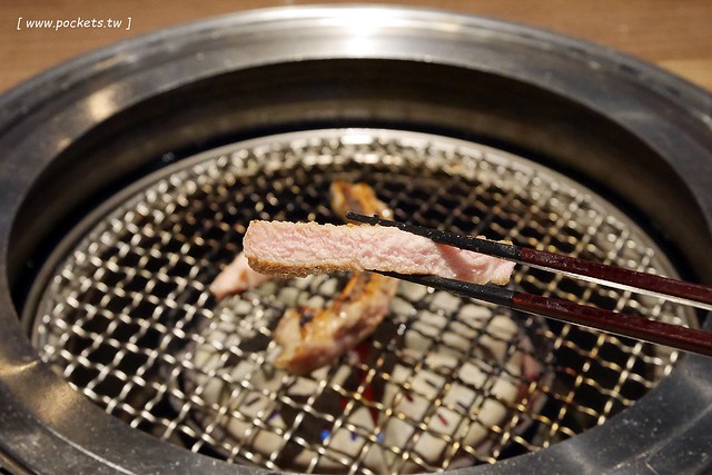 燒肉風間 Kazama┃台中公益路美食：期間限定哈利波特活動，華麗新年晚宴三人套餐足夠四人使用，打卡送密函享餐點優惠 @飛天璇的口袋