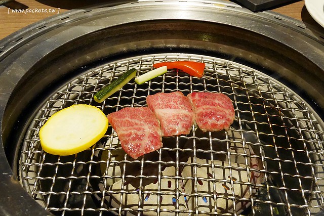 燒肉風間 Kazama┃台中公益路美食：期間限定哈利波特活動，華麗新年晚宴三人套餐足夠四人使用，打卡送密函享餐點優惠 @飛天璇的口袋