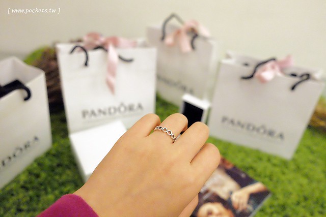 潘朵拉手鍊．Pandora｜潘朵拉開箱文！很多女生夢寐以求的手鍊，串造一個屬於自已的故事，祝我生日快樂，迎接更燦爛的一年 @飛天璇的口袋