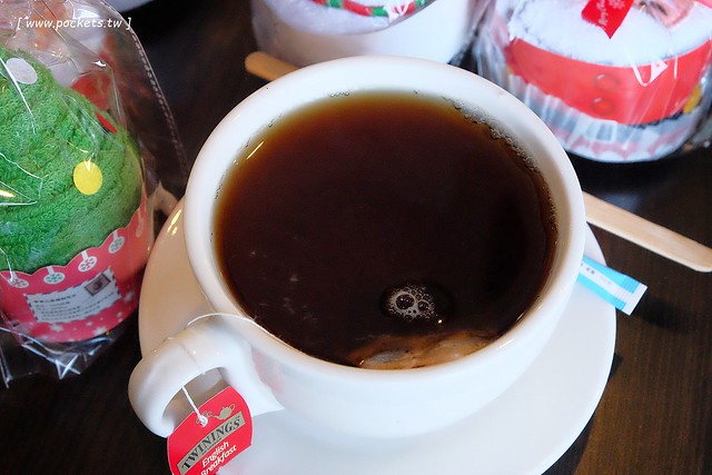 漢堡巴士 Burger Bus：充滿英國風情的早午餐店，鄰近東區旱溪夜市，一樓有不定期攝影展展出，還有許多可愛的小巴士模型 @飛天璇的口袋