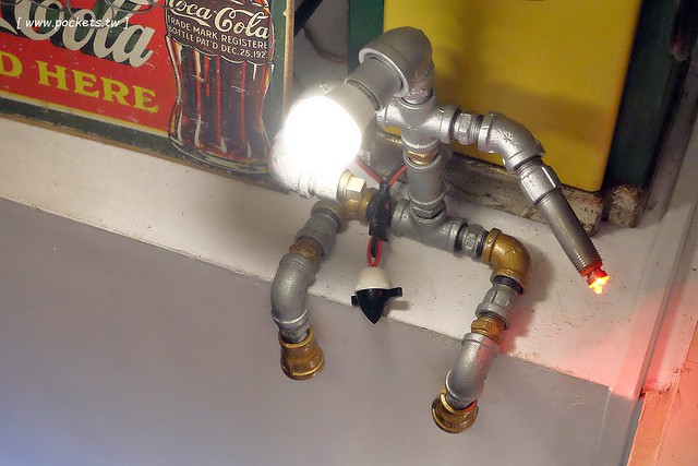 漢堡巴士 Burger Bus：充滿英國風情的早午餐店，鄰近東區旱溪夜市，一樓有不定期攝影展展出，還有許多可愛的小巴士模型 @飛天璇的口袋