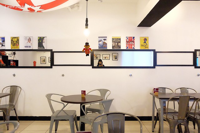 漢堡巴士 Burger Bus：充滿英國風情的早午餐店，鄰近東區旱溪夜市，一樓有不定期攝影展展出，還有許多可愛的小巴士模型 @飛天璇的口袋