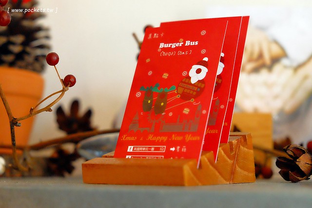 漢堡巴士 Burger Bus：充滿英國風情的早午餐店，鄰近東區旱溪夜市，一樓有不定期攝影展展出，還有許多可愛的小巴士模型 @飛天璇的口袋