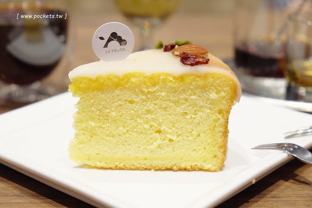 黑浮咖啡．R&Ecirc;VE Caf&eacute;┃台中西區美食：高雄人氣連鎖咖啡館，濁水溪以北第一間分店進駐公益路，裝潢簡單帶點工業風，全天候早午餐、義大利麵、燉飯、下午茶供應 @飛天璇的口袋