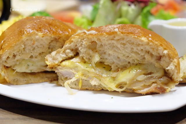 黑浮咖啡．R&Ecirc;VE Caf&eacute;┃台中西區美食：高雄人氣連鎖咖啡館，濁水溪以北第一間分店進駐公益路，裝潢簡單帶點工業風，全天候早午餐、義大利麵、燉飯、下午茶供應 @飛天璇的口袋