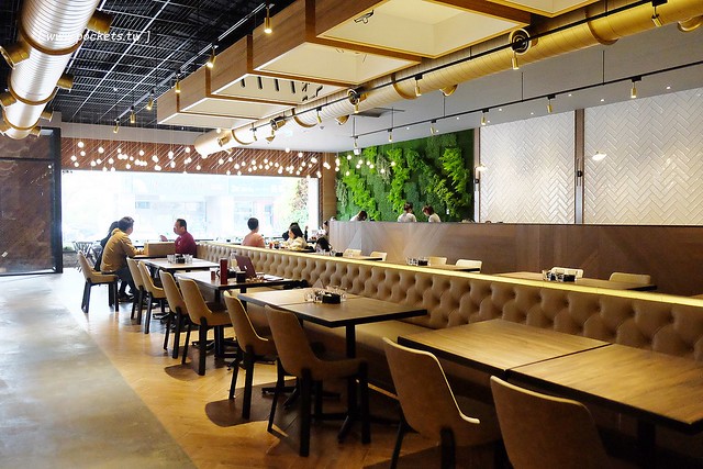 黑浮咖啡．R&Ecirc;VE Caf&eacute;┃台中西區美食：高雄人氣連鎖咖啡館，濁水溪以北第一間分店進駐公益路，裝潢簡單帶點工業風，全天候早午餐、義大利麵、燉飯、下午茶供應 @飛天璇的口袋